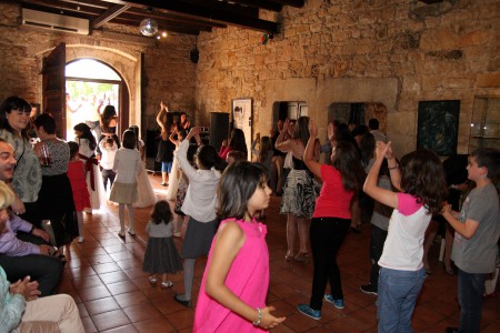 invitados bailando en comunion